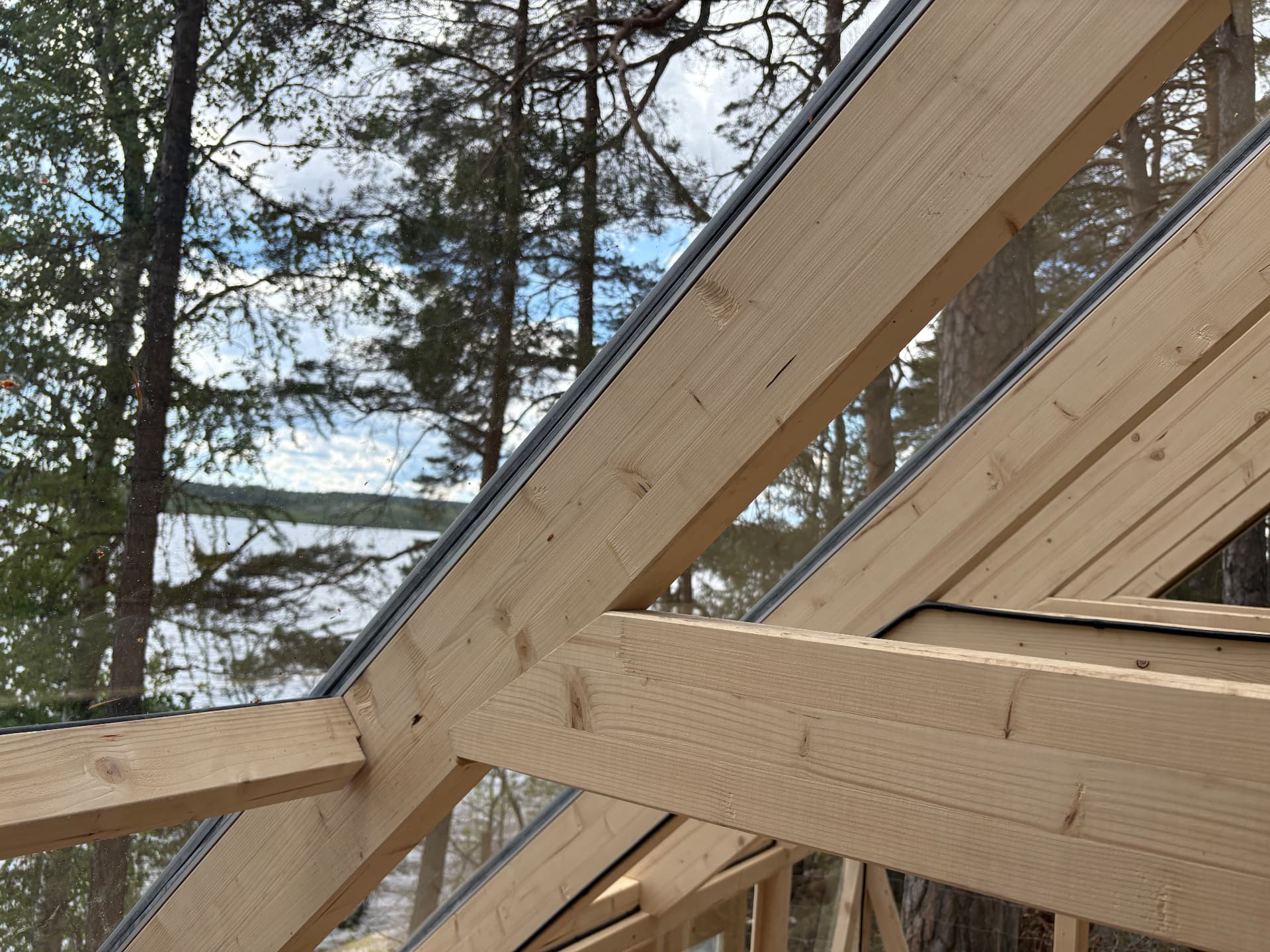 Detalj av träkonstruktion i växthus byggt av AW Bygg
